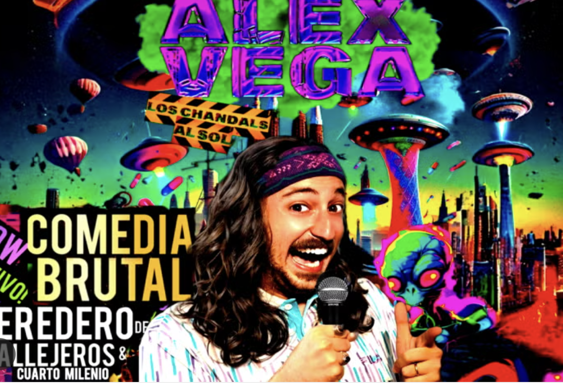Álex Vega en el escenario del Secret Comedy Club presentando su show de stand-up “Los Chándals al sol” en Barcelona.